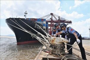 Bão Dolphin gây ùn tắc tại miền đông Trung Quốc