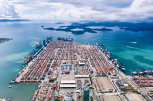 Cảng Yantian tại Thâm Quyến - một trong những cảng container lớn nhất Trung Quốc.